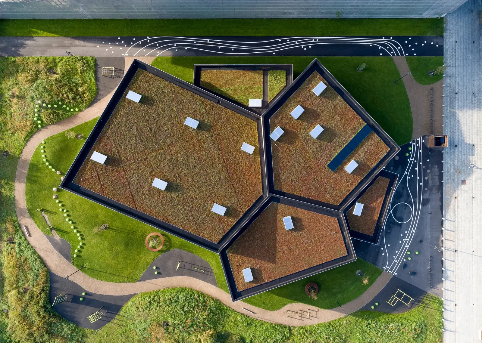 Çok Sayıda Oyun Alanı ile Modern Spor Kompleksi